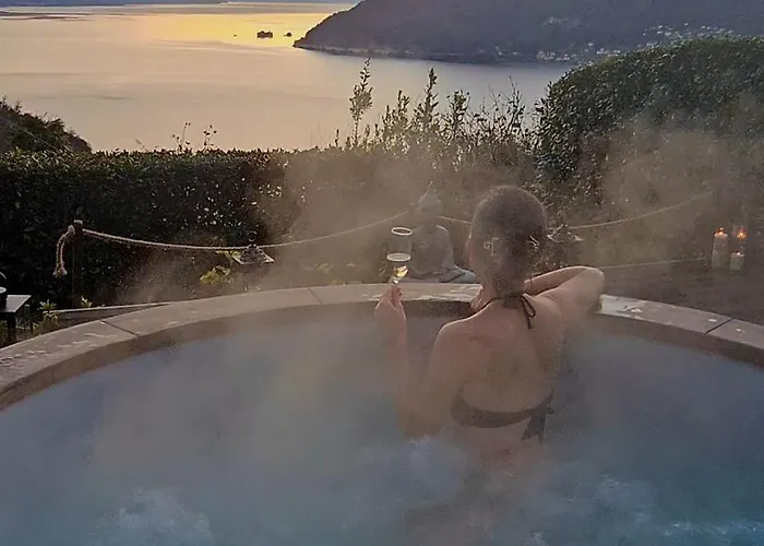 Casa vacanze Private Eco Retreat For Two - Hot Tub - Design And View